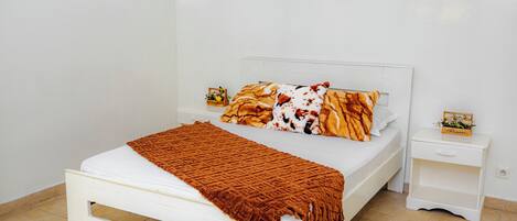 2 bedrooms, WiFi, bed sheets