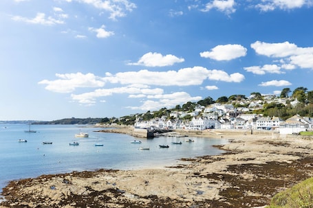 On the beach. Beautiful 3 Bed Cottage With Enclosed Garden By The Sea & Beach in St Mawes