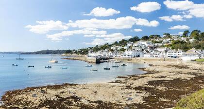 Beautiful 3 Bed Cottage With Enclosed Garden By The Sea & Beach in St Mawes