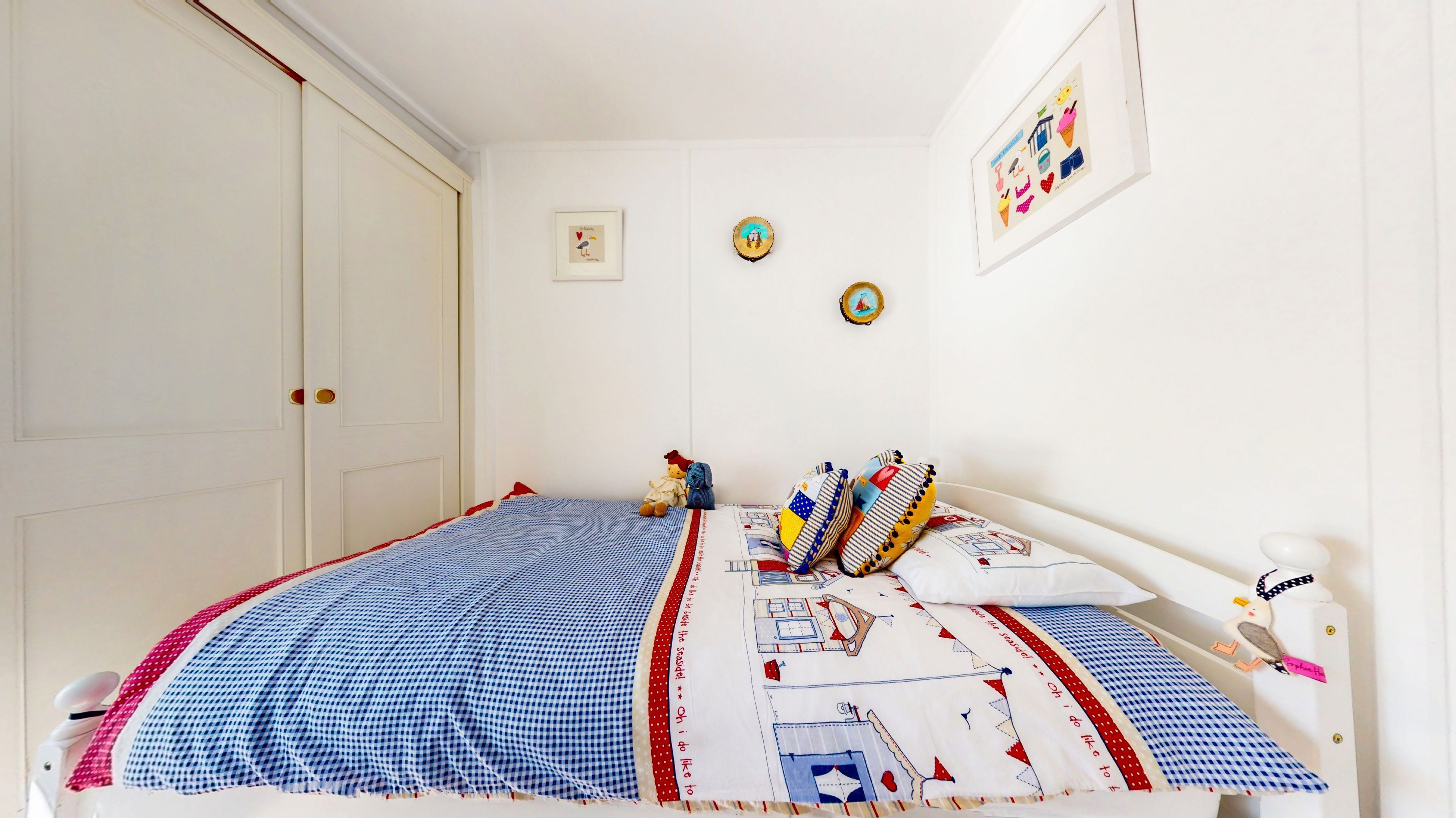 3 slaapkamers, een bureau, een strijkplank/strijkijzer, reisbedje
