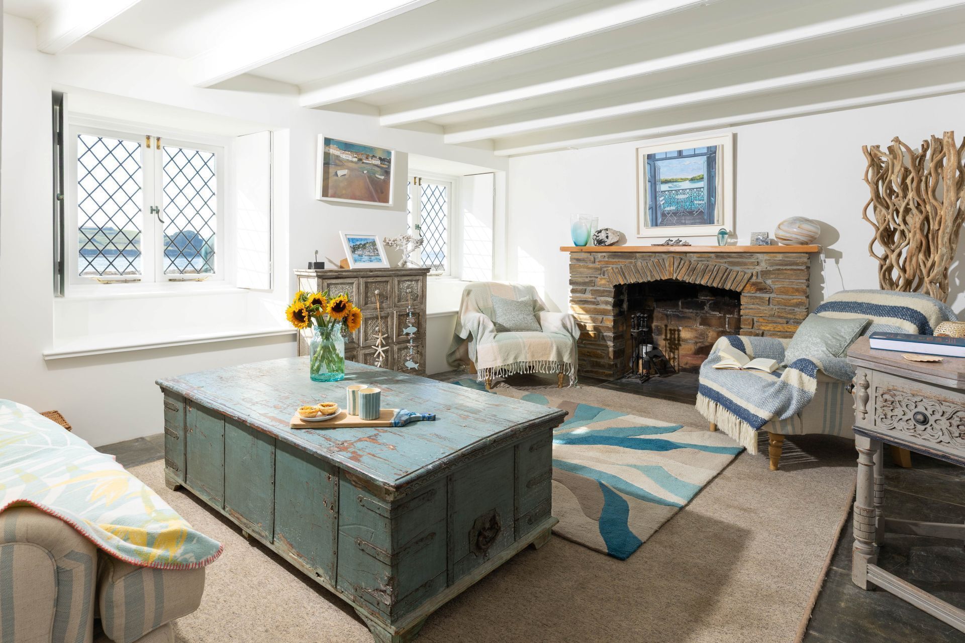 Smart TV, fireplace, books, music library