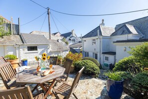 Outdoor dining - Beautiful 3 Bed Cottage With Enclosed Garden By The Sea & Beach in St Mawes (St Mawes)