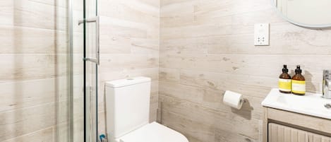 Regadera, amenidades de baño ecológicas, secadora de cabello, toallas