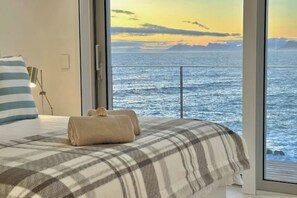Tabla de planchar con plancha, wifi y ropa de cama