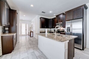 Fridge, microwave, oven, stovetop - Large Group Getaway Minutes from Disney Parks (Kissimmee)