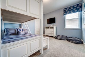 8 bedrooms, iron/ironing board, WiFi, bed sheets