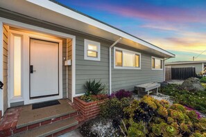 Property entrance - @marbella Lane-oceanfront Retreat w/ Stunning View (Pacifica)