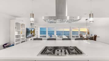 House (3 Bedrooms) | Private kitchen | Fridge, microwave, oven, stovetop