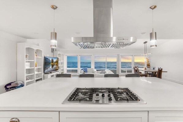 House (3 Bedrooms) | Private kitchen | Fridge, microwave, oven, stovetop