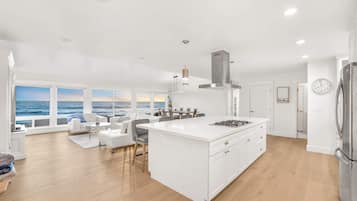 House, Oceanfront (3 Bedrooms) | Interior