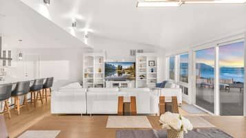 House, Oceanfront (3 Bedrooms) | Interior