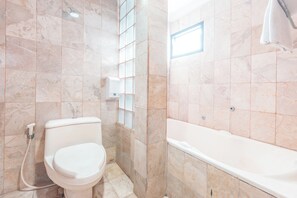 Economy Double Room | Bathroom | Towels - OYO 90845 3g's Home Syariah (South Tangerang)
