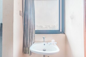 Standard Double Room | Bathroom | Towels