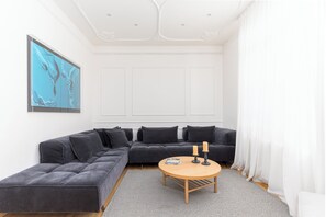Appartement, 2 slaapkamers, balkon | Verduisterende gordijnen, geluiddichte muren