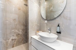 Appartement, 2 chambres, balcon | Salle de bain