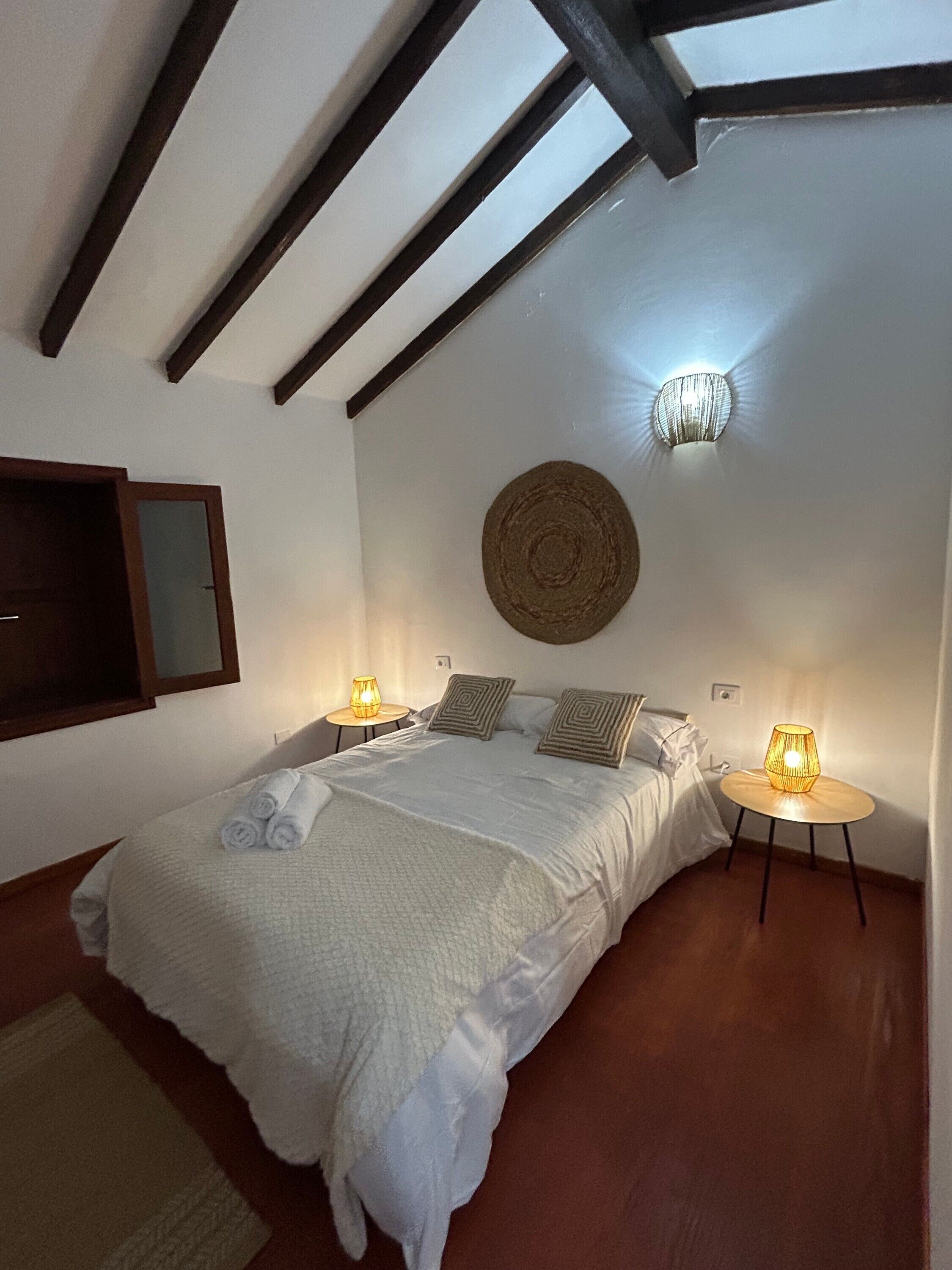 4 dormitorios, tabla de planchar con plancha, ropa de cama