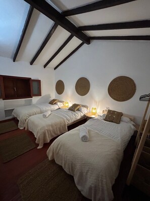 4 bedrooms, iron/ironing board, bed sheets