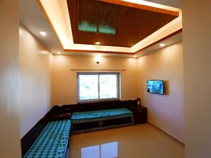 Twin Room, Balcony, Valley View | Living area