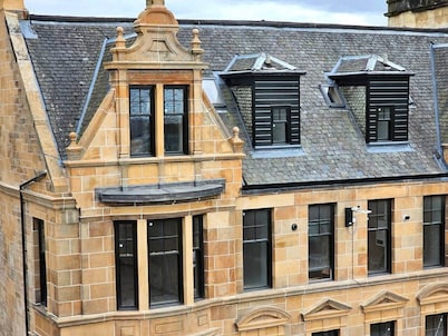 Sleeps 5 Central Spacious above live music pub