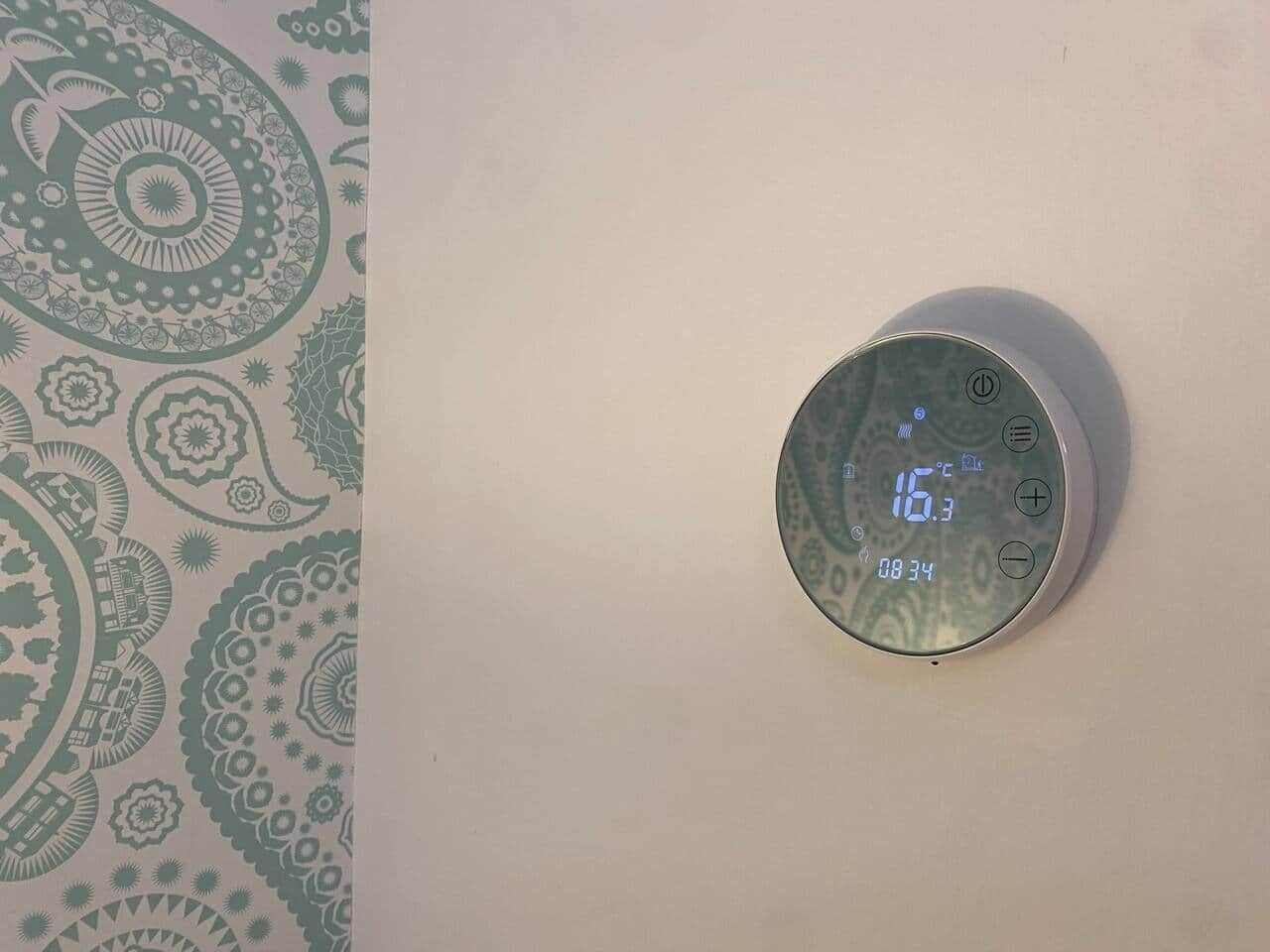 Thermostat an der Wand zeigt 16,3 Grad Celsius und die Uhrzeit 08:34 an.