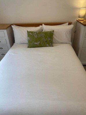 2 habitaciones, tabla de planchar con plancha, wifi y ropa de cama