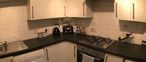 Kühlschrank, Kochgeschirr/Geschirr/Besteck