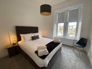 2 habitaciones, tabla de planchar con plancha, wifi y ropa de cama 