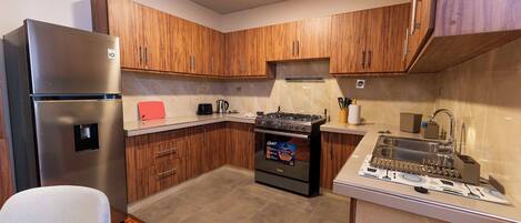 Frigorífico, microondas, horno y placa de cocina