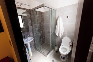 Douche, sèche-cheveux, serviettes fournies, savon