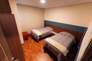 2 chambres, coffres-forts dans les chambres, fer et planche à repasser