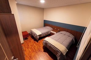 2 chambres, coffres-forts dans les chambres, fer et planche à repasser