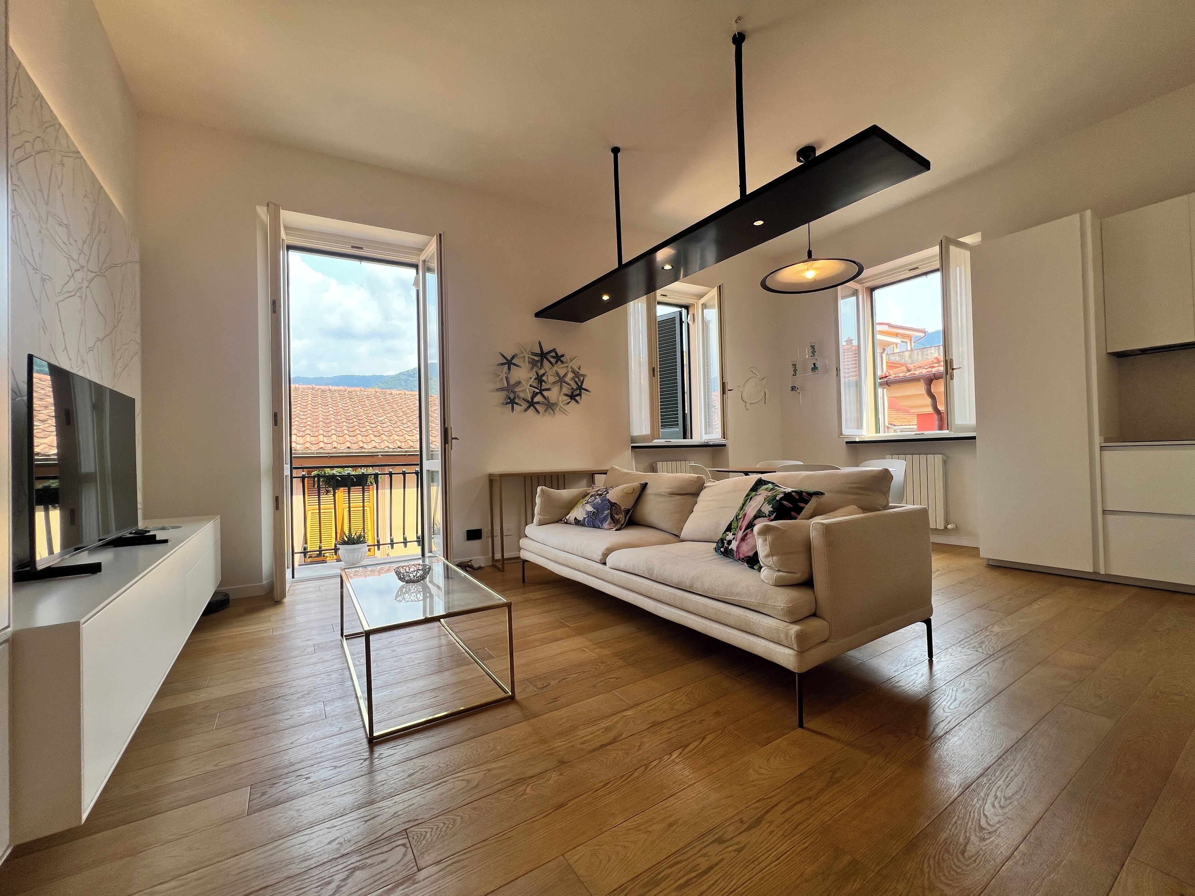 Un salon moderne avec un canapé, une table basse et un téléviseur.