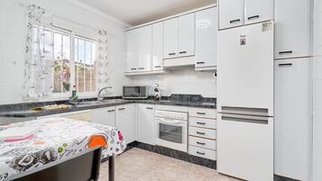 KĂŒhlschrank, Mikrowelle, Ofen, Herdplatte