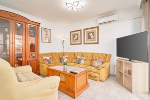 A living room with a sofa, a coffee table, a cabinet, and a television. - Holiday Home 'Casa Ramos Con Jacuzzi' with Sea View, Wi-Fi and Air Conditioning (Nerja)