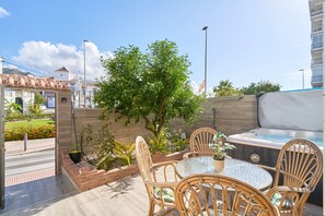 Outdoor dining - Holiday Home 'Casa Ramos Con Jacuzzi' with Sea View, Wi-Fi and Air Conditioning (Nerja)