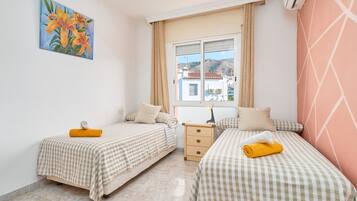 3 habitaciones, tabla de planchar con plancha, wifi y ropa de cama