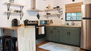 Jääkaappi, mikroaaltouuni, uuni, liesi