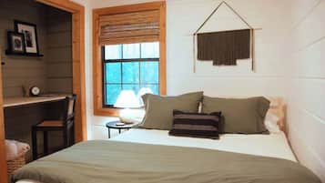 2 makuuhuonetta, työpöytä, silitysrauta/-lauta, vauvan matkasänky