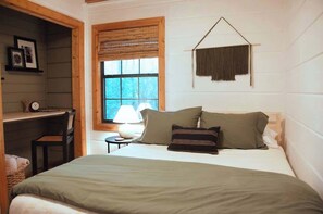 2 quartos, escrivaninha, ferros/tábuas de passar roupa, berço de viagem