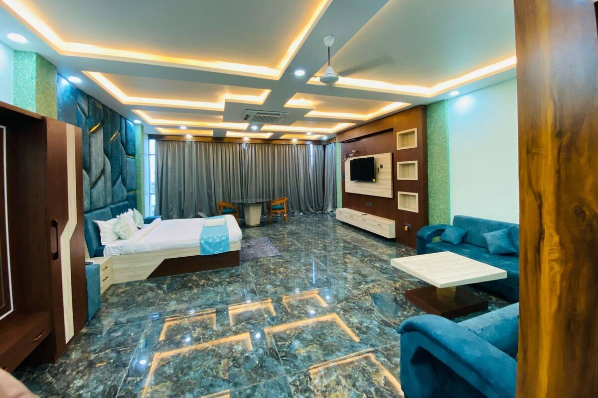 Quarto casal superior, vista para a cidade | Wi-Fi de cortesia, roupa de cama