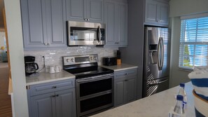 Refrigerador, microondas, horno y parrilla de estufa 