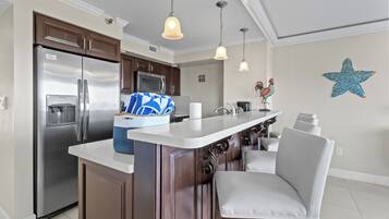 Réfrigérateur, four à micro-ondes, un four, surface de cuisson