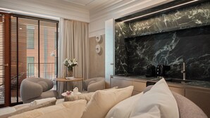 A modern hotel room with a bed, seating area, and a kitchen counter. - Granaria Jacuzzi Premium Suites by Downtown Apartments (Gdańsk)