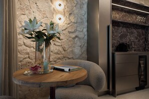 Estudio de lujo, balcón | Ropa de cama hipoalergénica y decoración individual