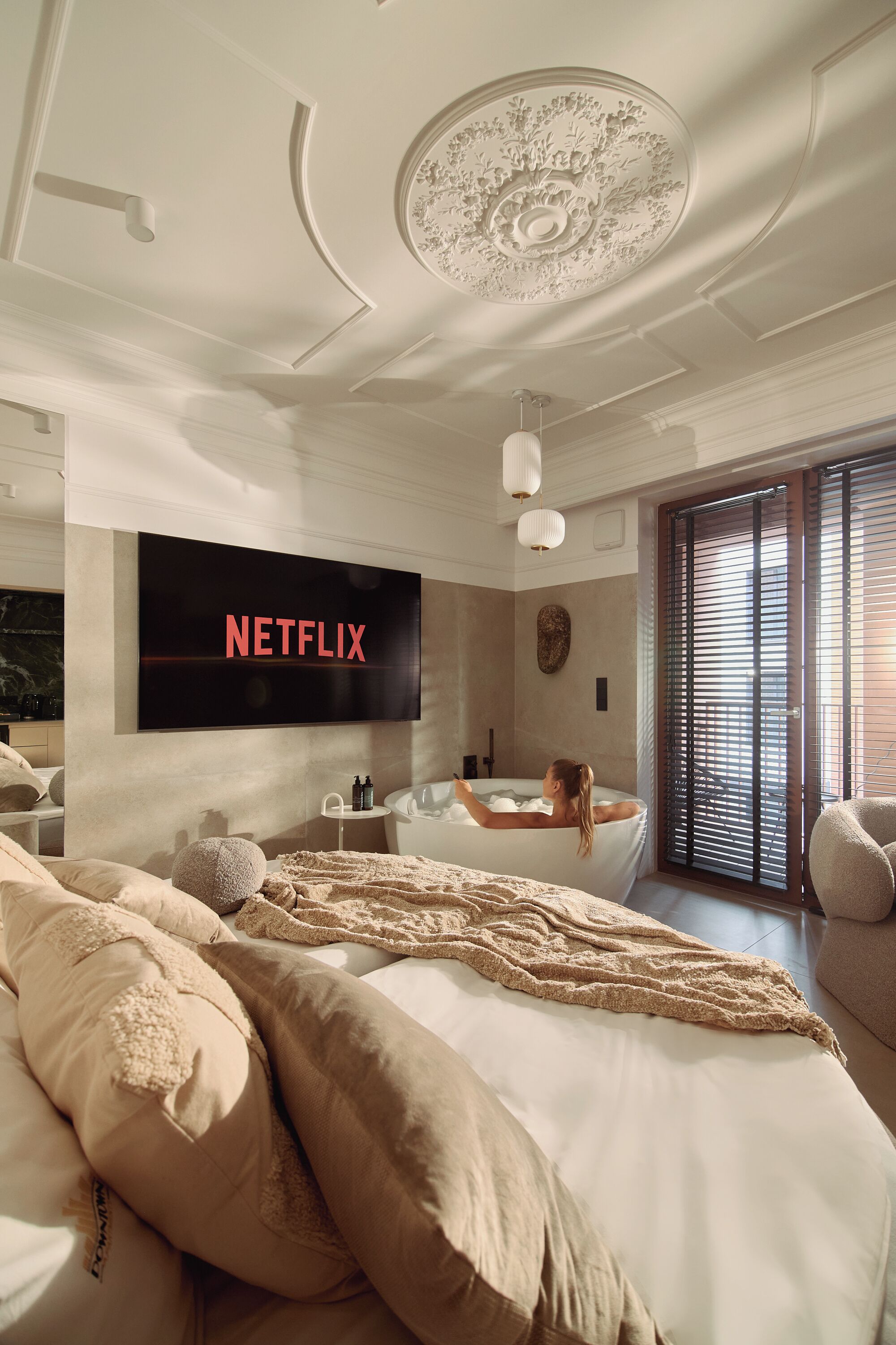 Estudio de lujo, balcón | Ropa de cama hipoalergénica y decoración personalizada 