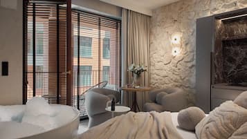 Estudio de lujo, balcón | Ropa de cama hipoalergénica y decoración personalizada