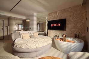 Luxury Studio, Balcony | Hypo-allergenic bedding, individually decorated, individually furnished - Granaria Jacuzzi Premium Suites by Downtown Apartments (Gdańsk)