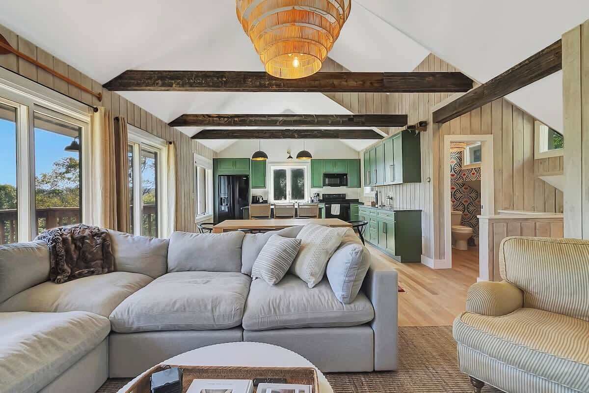 Televisión y chimenea 