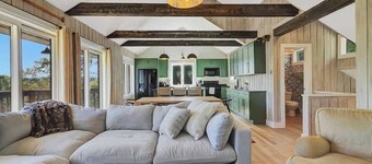 Sap House Hideaway | Walk to Bromley Mt w/ Hot Tub