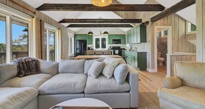 Sap House Hideaway | Walk to Bromley Mt w/ Hot Tub